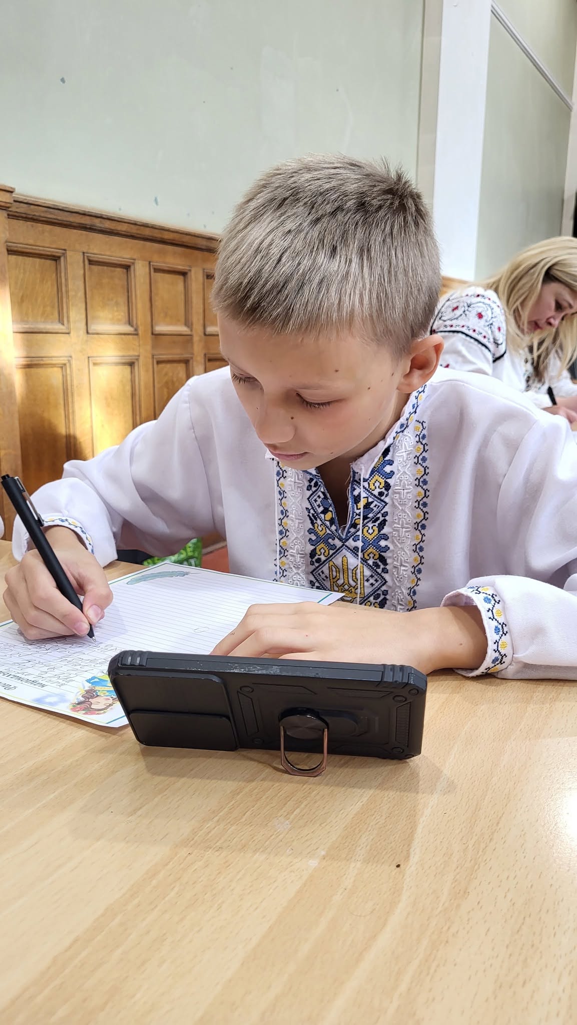 Хлопчик у вишиванці виконує завдання української школи онлайн
